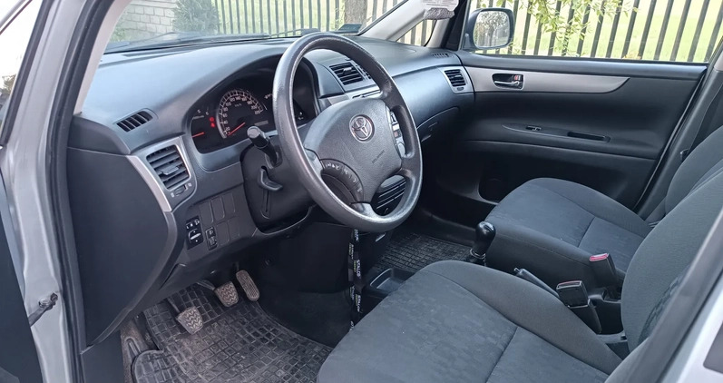 Toyota Avensis Verso cena 10900 przebieg: 310000, rok produkcji 2004 z Sławków małe 106